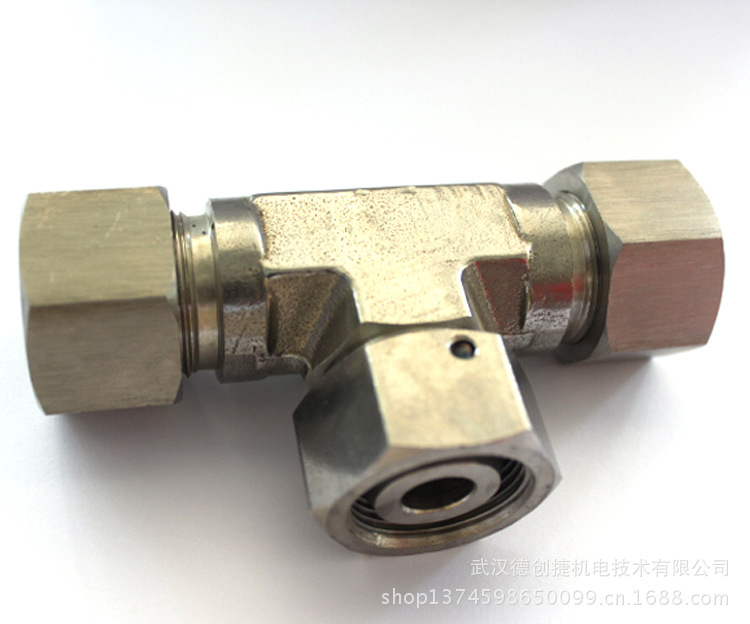 卡套式四通中间管接头(图1)